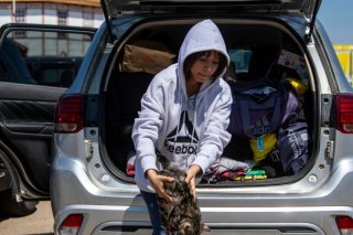 Une jeune fille et son chat évacués dans le Saskatchewan. KEYSTONE/AP/Liam Richards